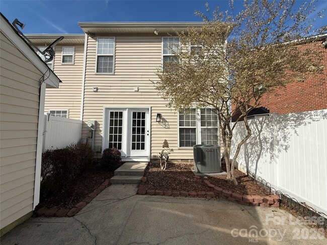 Building Photo - 17632 Delmas Dr