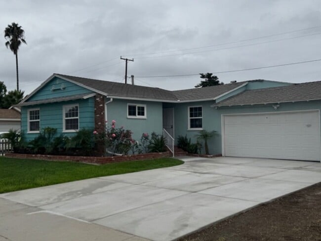 Building Photo - Beautiful 3 bedroom 2 bath HOME . . .  Clo...
