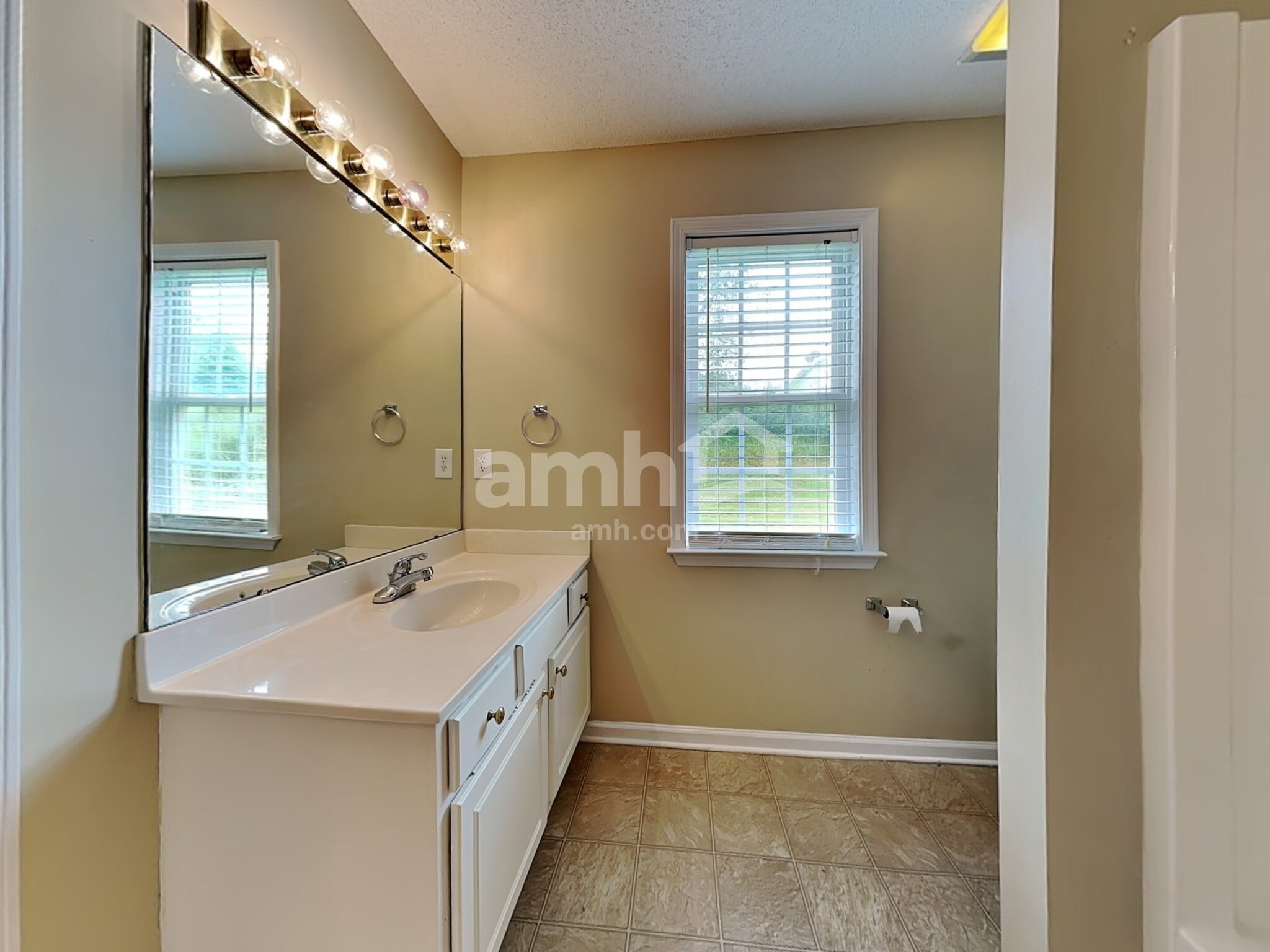 Building Photo - 301 Kingfisher Dr