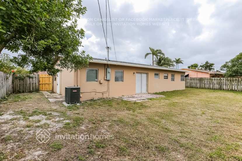 Building Photo - 3111 NE 9th Ave