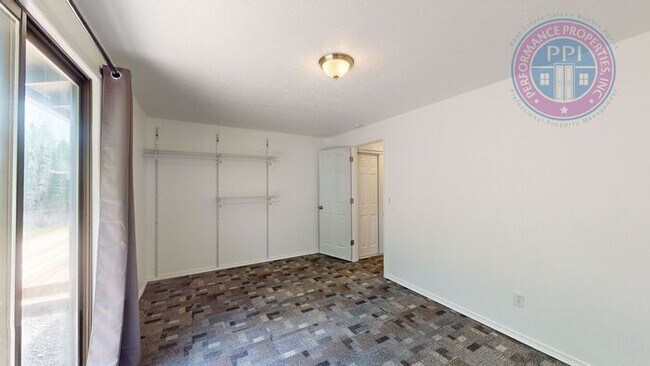Building Photo - Desirable Sandy Neighborhood / Beautiful Single Level Ranch / Open Floor-Plan, Central Air