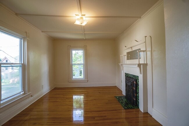 Building Photo - Beautiful Upper Flat With Private Side Por...