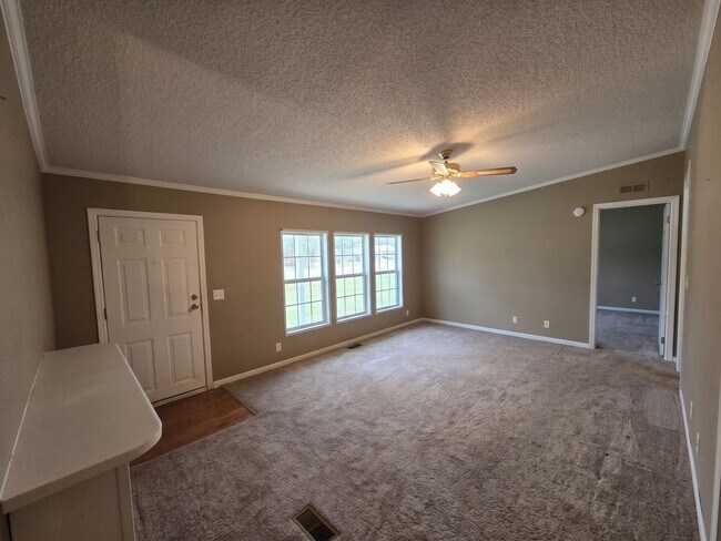 Building Photo - 423 Hallmark Dr