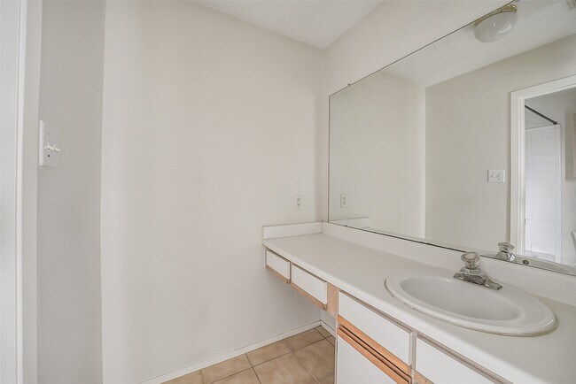 Building Photo - 10007 Emerald Creek Dr