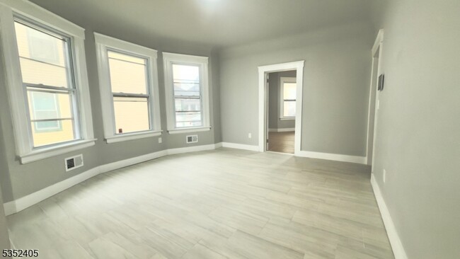 Building Photo - 1044 Sanford Ave