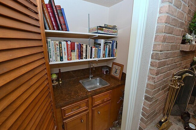 Building Photo - 1126 Western Springs Dr