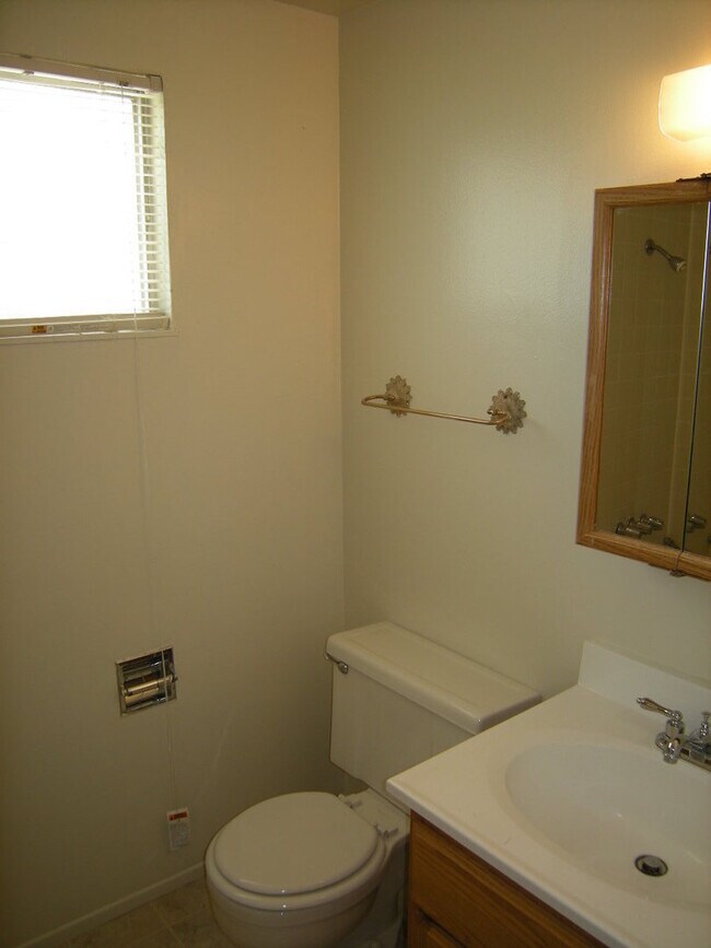 Building Photo - Comfortable 3/2 that allows pets!