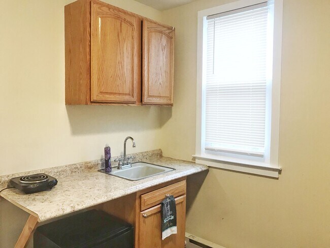 Building Photo - 1431 Bank St