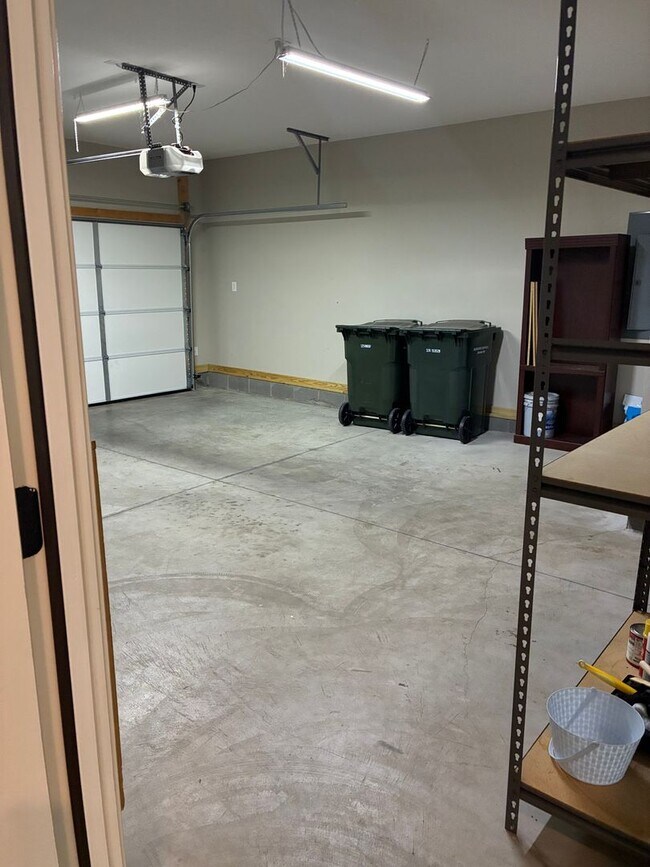 Building Photo - LIKE NEW and Ready for YOU!!