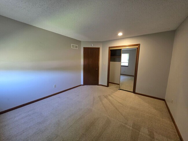 Building Photo - Spacious 2BR/1.5BA Quadplex