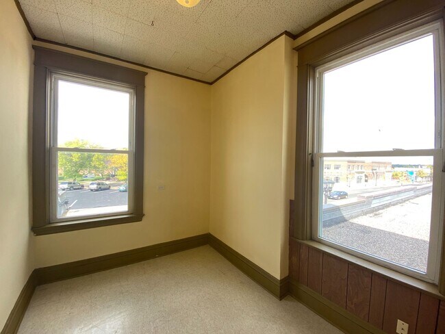 Building Photo - 786 7th St E