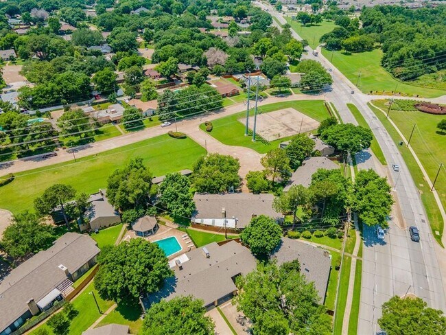 Building Photo - Captivating 3-Bedroom Escape with Private Deck & HOA Pool Access in Grand Prairie!