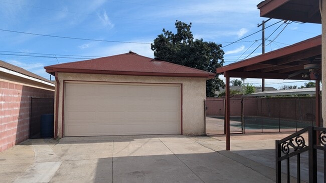 Building Photo - 1618 S Meeker Ave