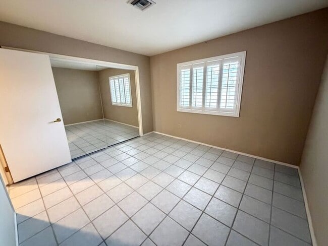 Building Photo - Carry Over Showing: This property has been shown before and will be rented to the first most qual...