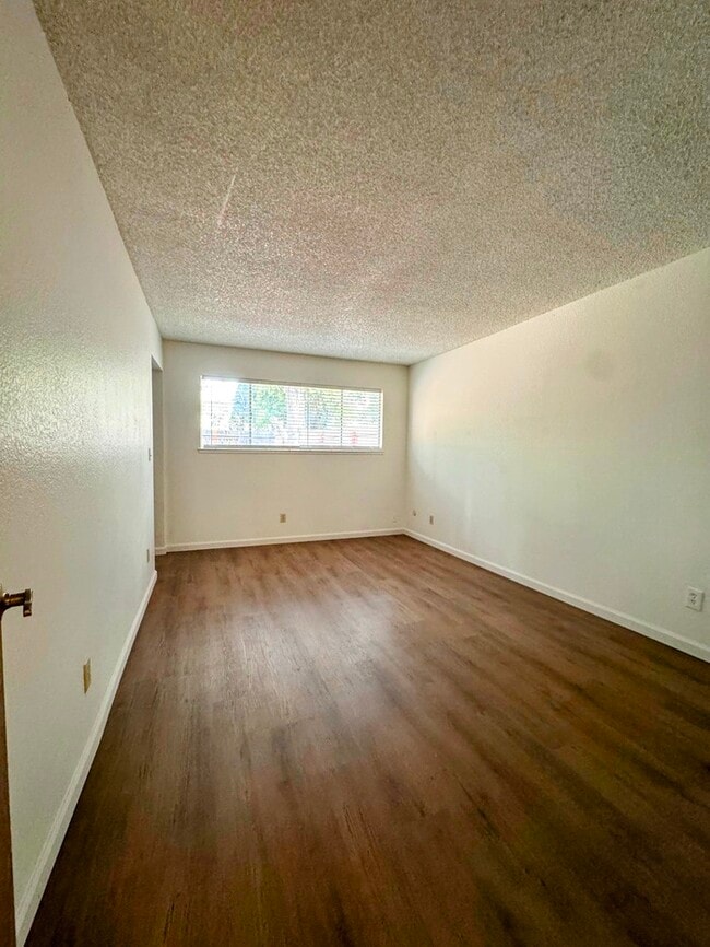 Building Photo - Spacious 2 Bedroom Duplex in Sacramento