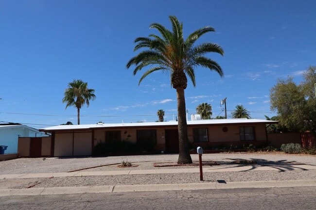 Building Photo - 3 Bedroom 2 Bathroom