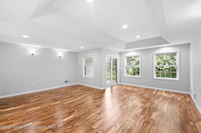 Building Photo - 371 Orchard St