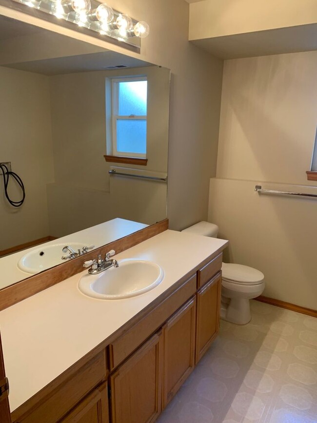 Building Photo - Newly remodel 4 bed 3 bath home in Shoreline