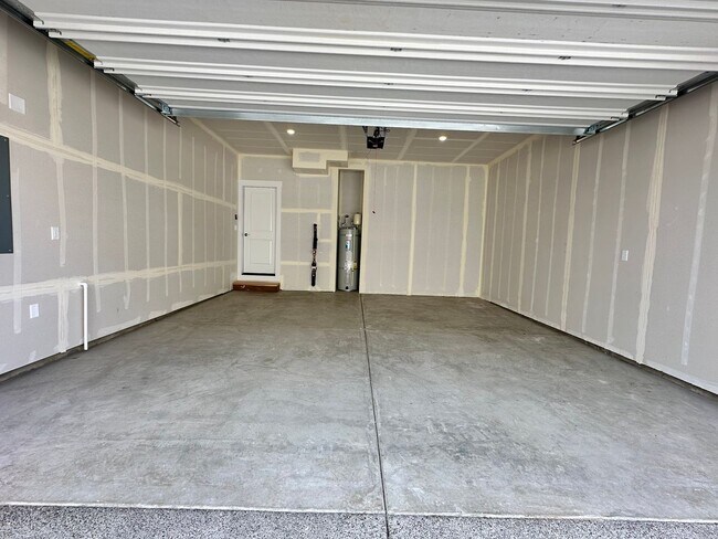 Building Photo - Brand New 5 Bedroom Home in Bull Mountain ...