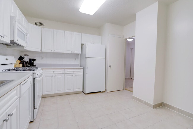 Building Photo - 1600 S Eads St