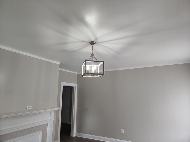 Building Photo - Completely Remodeled Cottage style home fo...