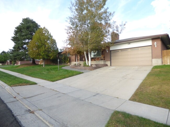 Building Photo - 5 Bd 3 Ba Home in Sandy