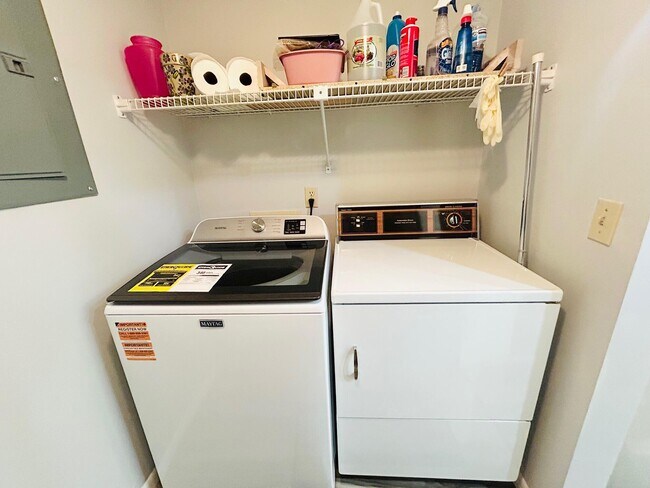 Building Photo - 408 Pine Glen Ln