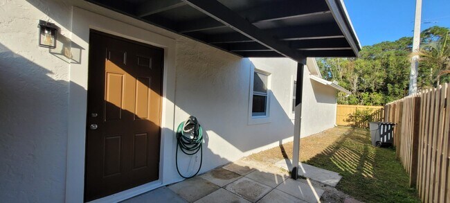 Building Photo - 524 Indigo Ave