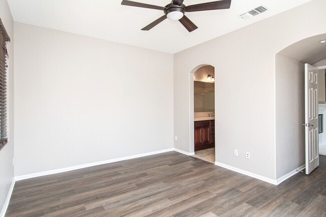 Building Photo - Nicely upgraded townhouse in resort-like E...