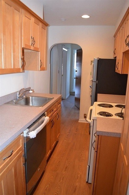 Building Photo - 16 Perrine Ave