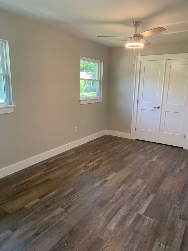Building Photo - 3 Bedroom 2 Bath House with Fenced-in Yard...