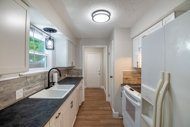 Building Photo - Newly-Remodeled 2 Bed, 1 Bath House