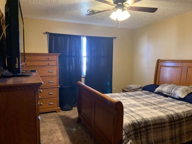 Building Photo - 3 Bedroom, 2 Bath, 2 car garage