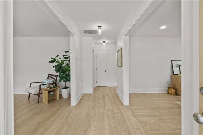 Building Photo - Designer Living with Charm in North Buckhead