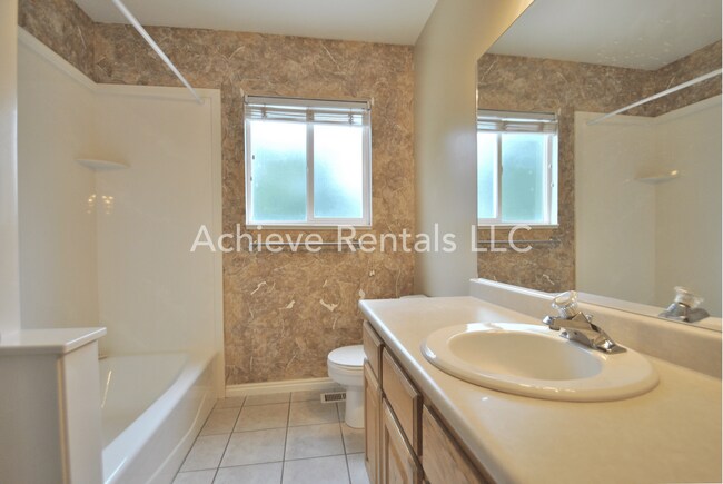 Building Photo - 587 N 1775 W