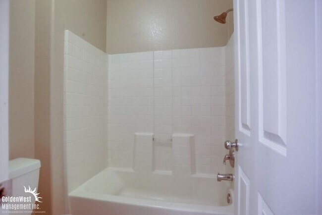 Building Photo - Stunning 3Bdm 2.5Ba Townhome in Carmel Valley