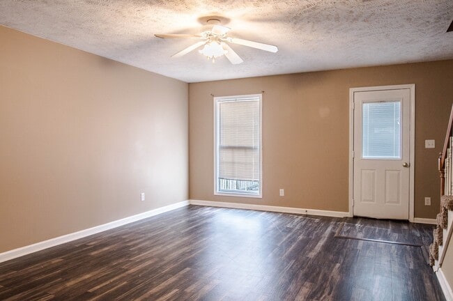 Building Photo - Pet Friendly Two Bedroom!