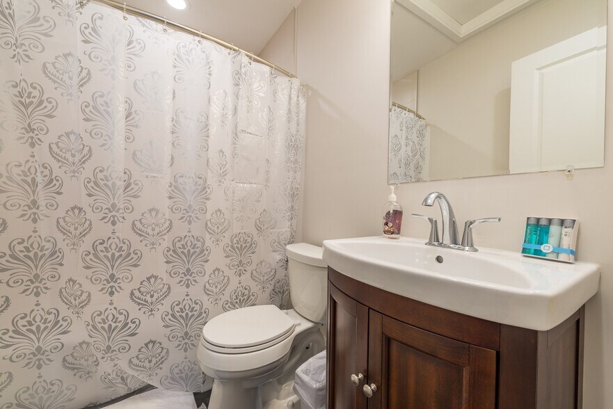 Building Photo - 2044 Beacon St