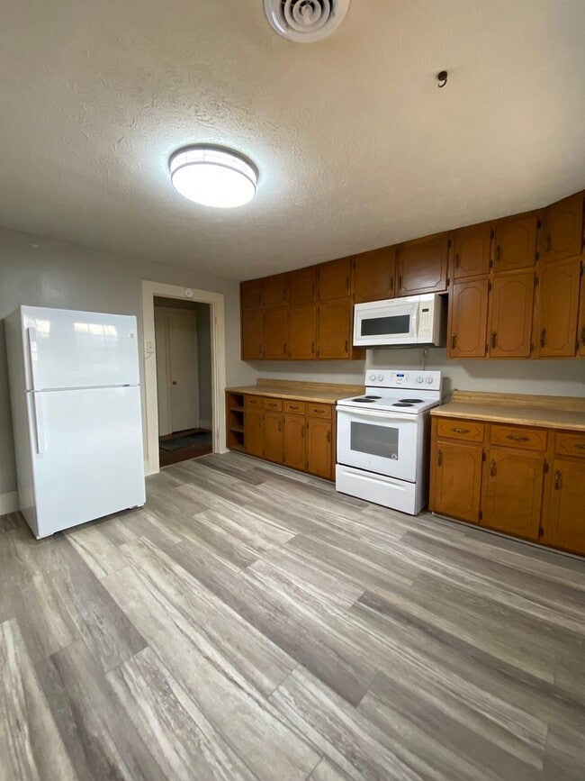 Building Photo - 202 Francis St W