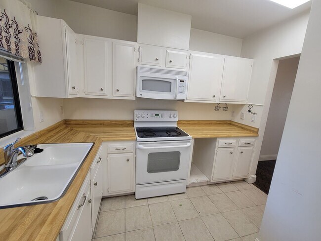 Building Photo - Stylish 2 Bed 1 Bath Midtown Apartment