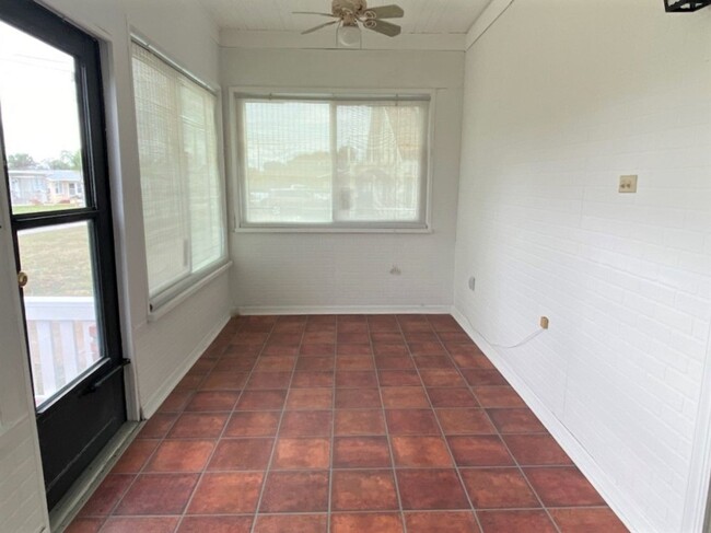 Building Photo - Beautiful Beachside 2 Bedroom Home!