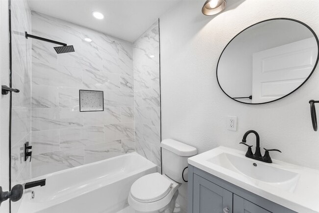 Building Photo - 2730 Gladstone Dr