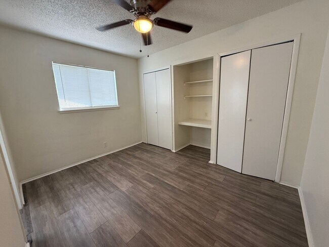 Building Photo - 2307 Lake Louise Dr