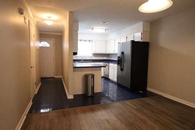 Building Photo - "Charming 2-Bed Townhouse with Cozy Fireplace in Prime Fort Walton Beach Location!"