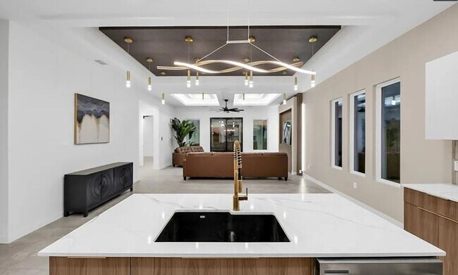 Building Photo - Luxury Living in Hyde Park – Edinburg/McAl...