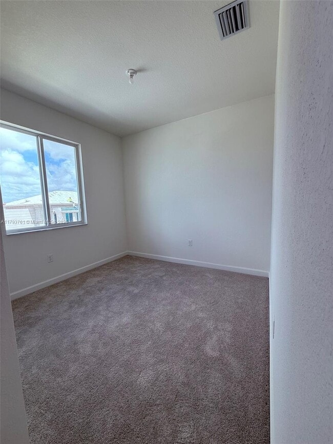 Building Photo - 692 SE 13th Ct