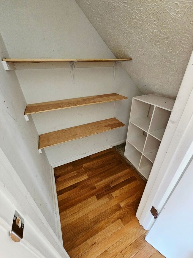 Building Photo - MOVE-IN READY! 2BR Townhome in Clintonville near OSU – W/D, Parking, Pet Friendly