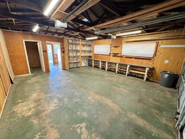 Building Photo - Charming Updated 4-Bedroom Home in the Gar...