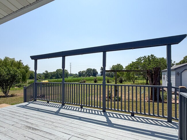 Building Photo - 213 Hahnstown Rd