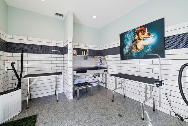 Building Photo - Bristol Commons